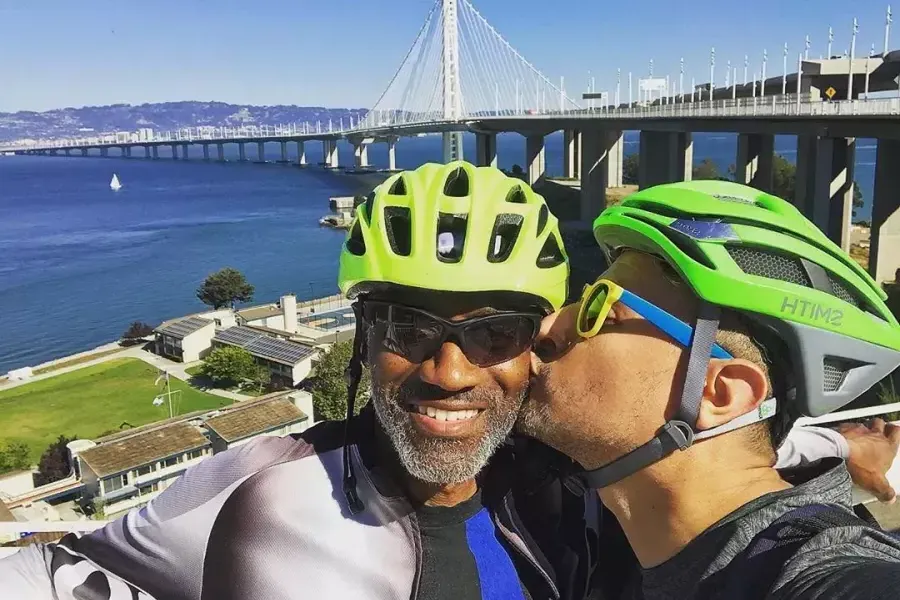 Bike couple kiss